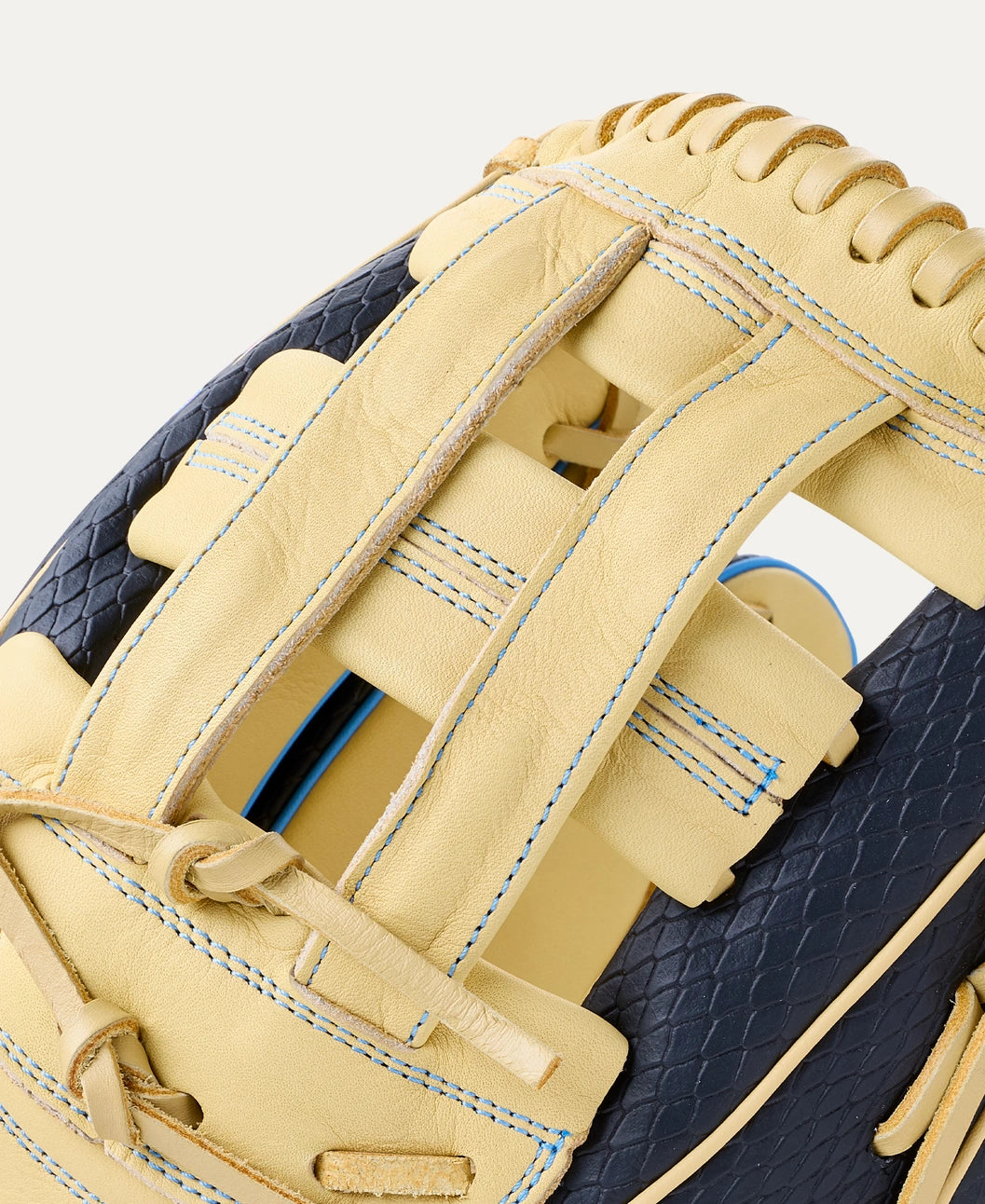 2027 Wilson A1000® 1750SS 12.5” Outfield Baseball Glove: WBG02901RT1750