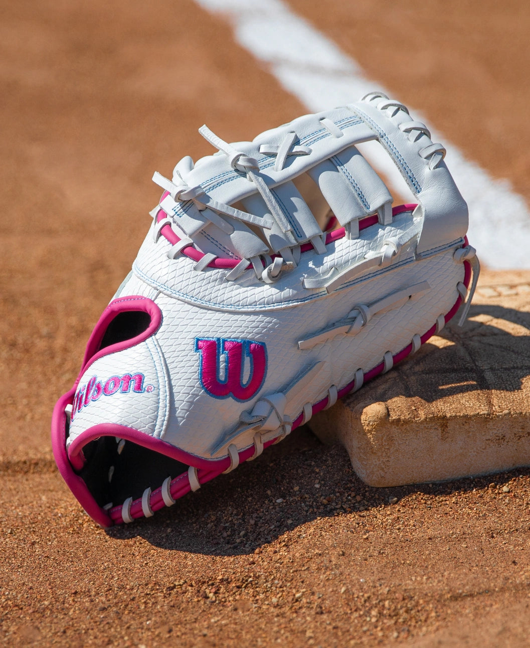 2027 Wilson A1000® FP1620SS 12.5” Fastpitch Softball First Base Mitt: WBG03701RT1620