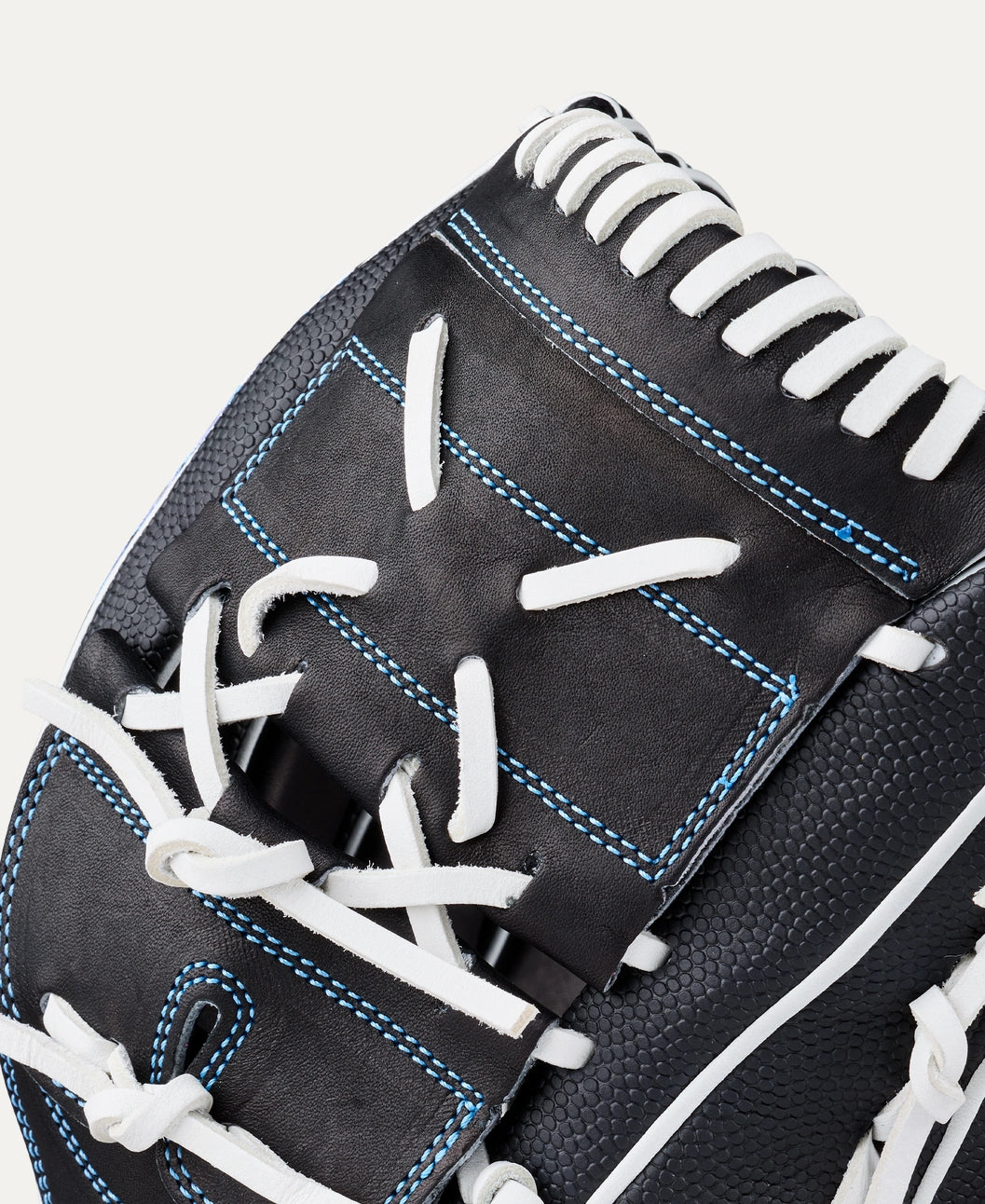 Wilson 2027 A2000® FPB25SS 12.25” Fastpitch Pitcher’s Glove: WBG7201RT1225