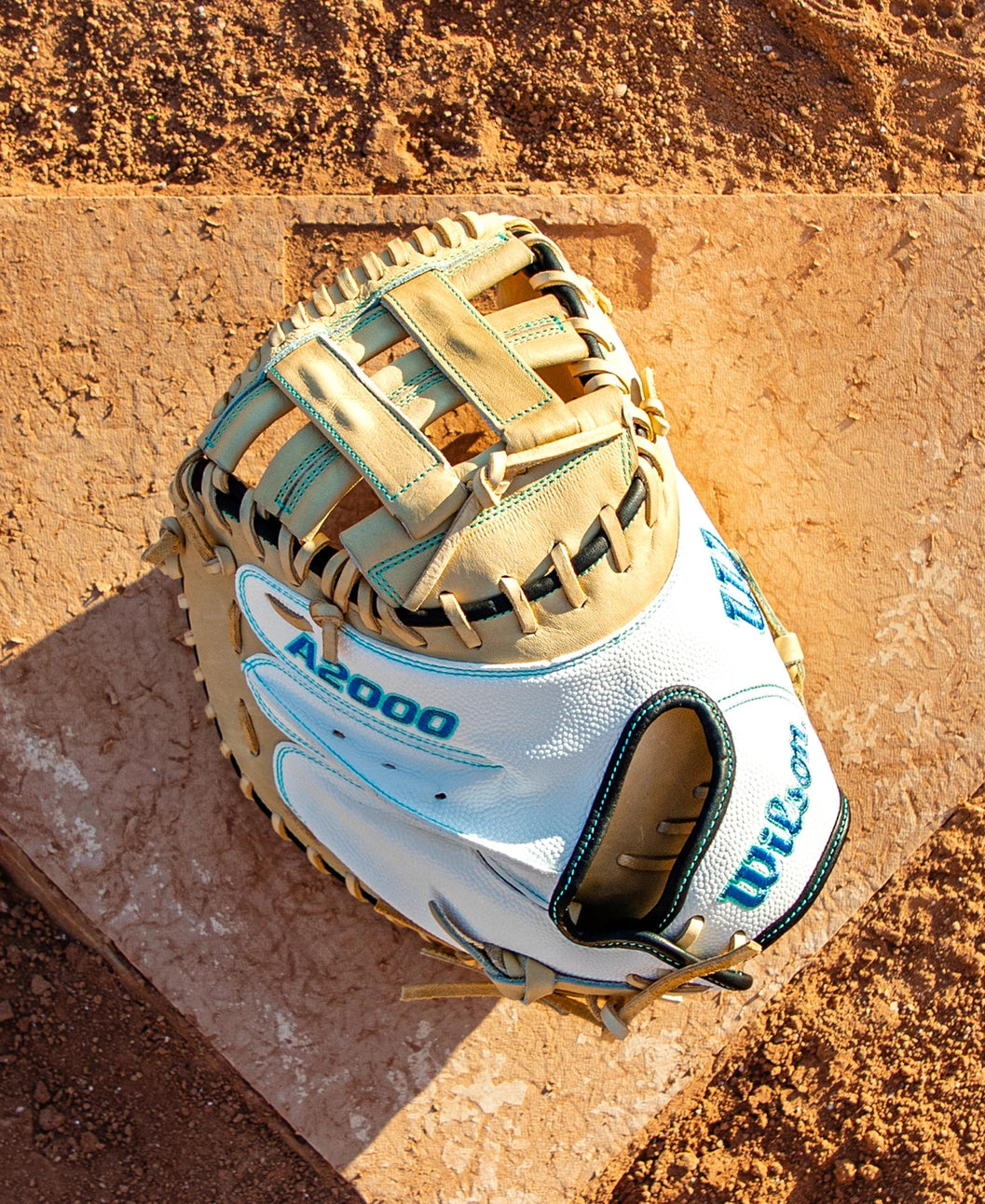 Wilson 2027 A2000® FPCM23SS 34” Fastpitch Catcher’s Mitt: WBG07301RT34