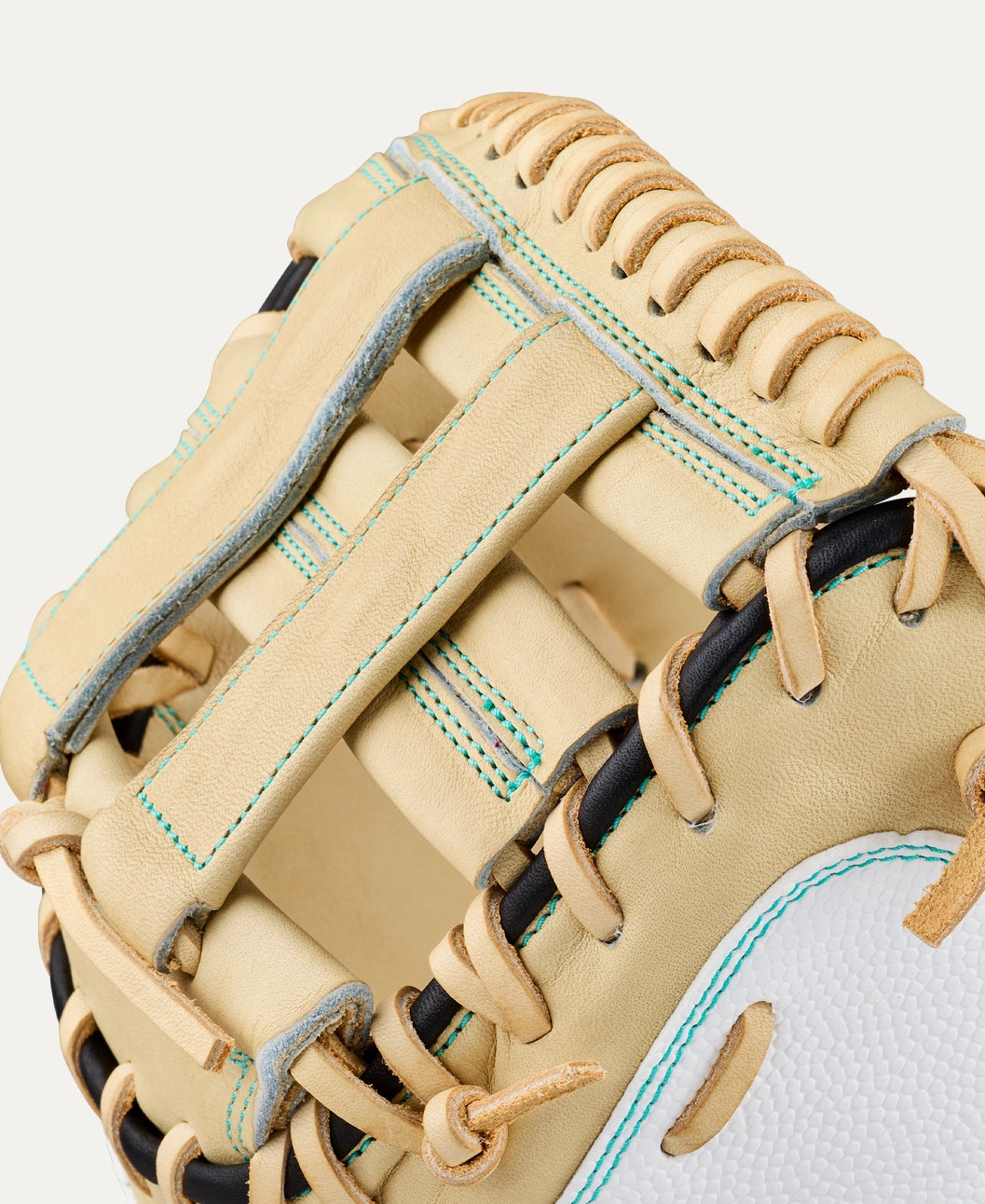 Wilson 2027 A2000® FPCM23SS 34” Fastpitch Catcher’s Mitt: WBG07301RT34