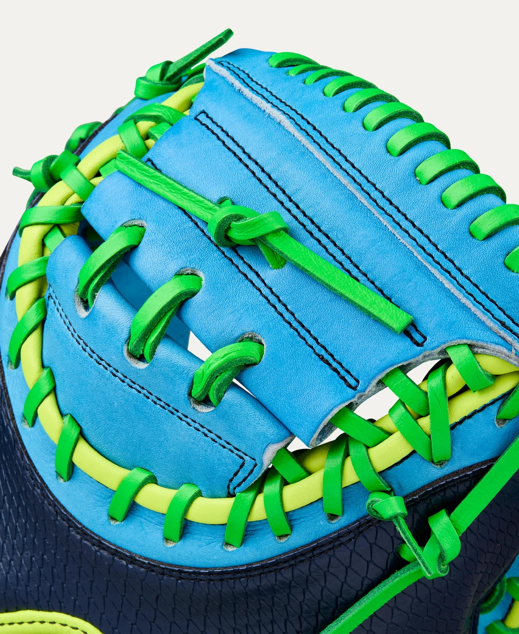 Wilson Fall 2025 A2000® PF33SS 33” Baseball Catcher’s Mitt: WBW10346533