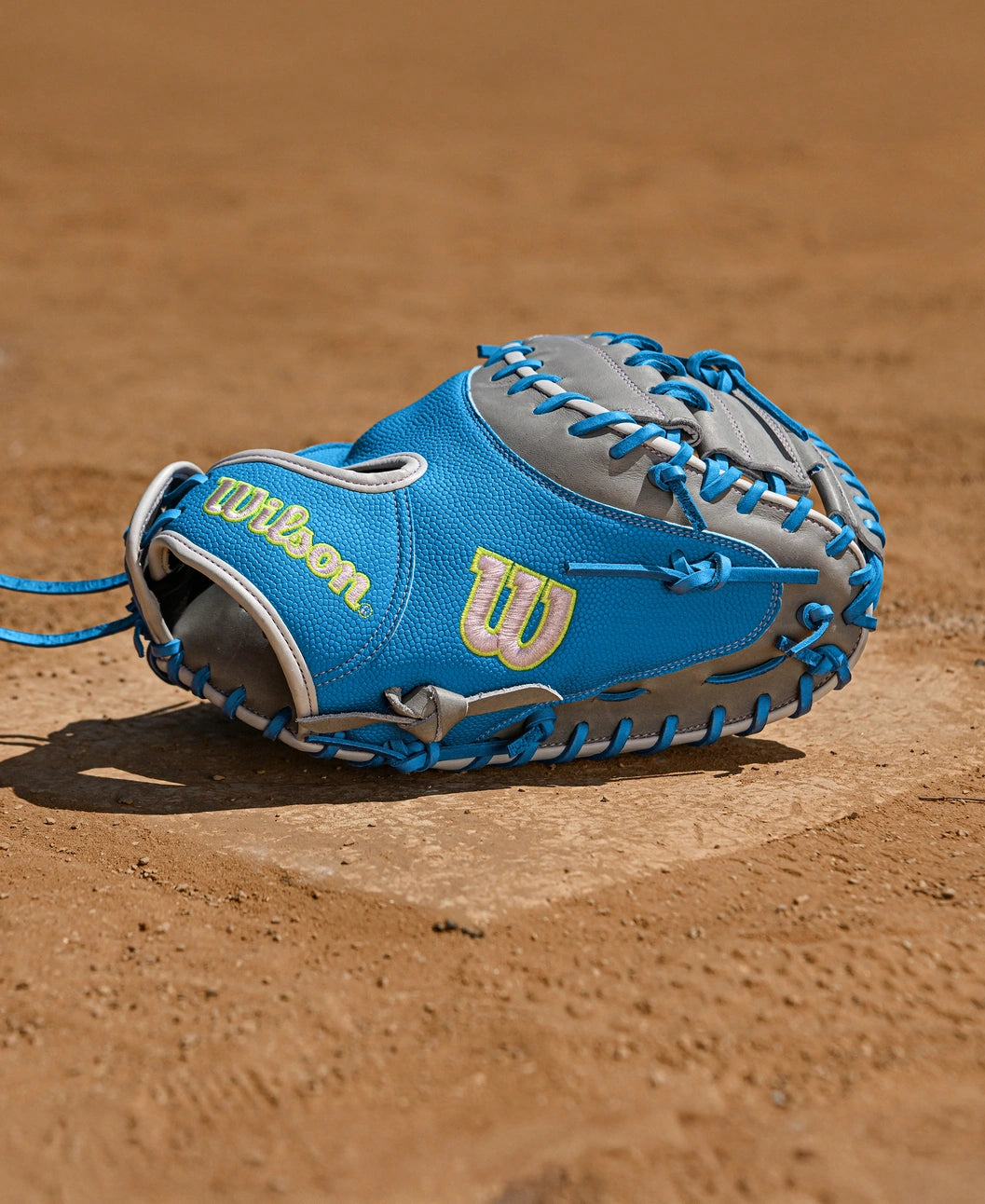 Wilson Fall 2025 A2000® FPCM23 34” Fastpitch Catcher’s Mitt: WBW10349134