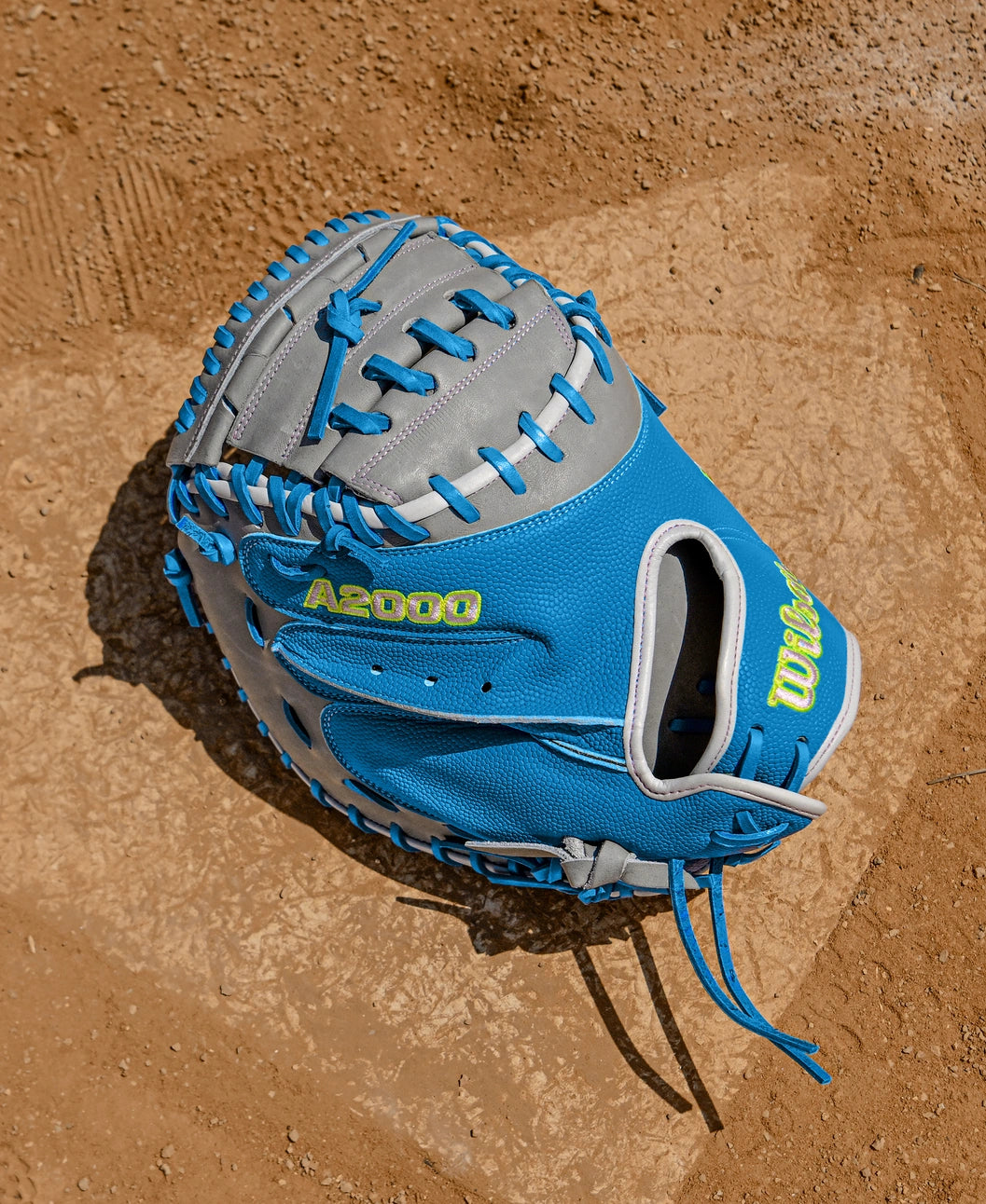 Wilson Fall 2025 A2000® FPCM23 34” Fastpitch Catcher’s Mitt: WBW10349134