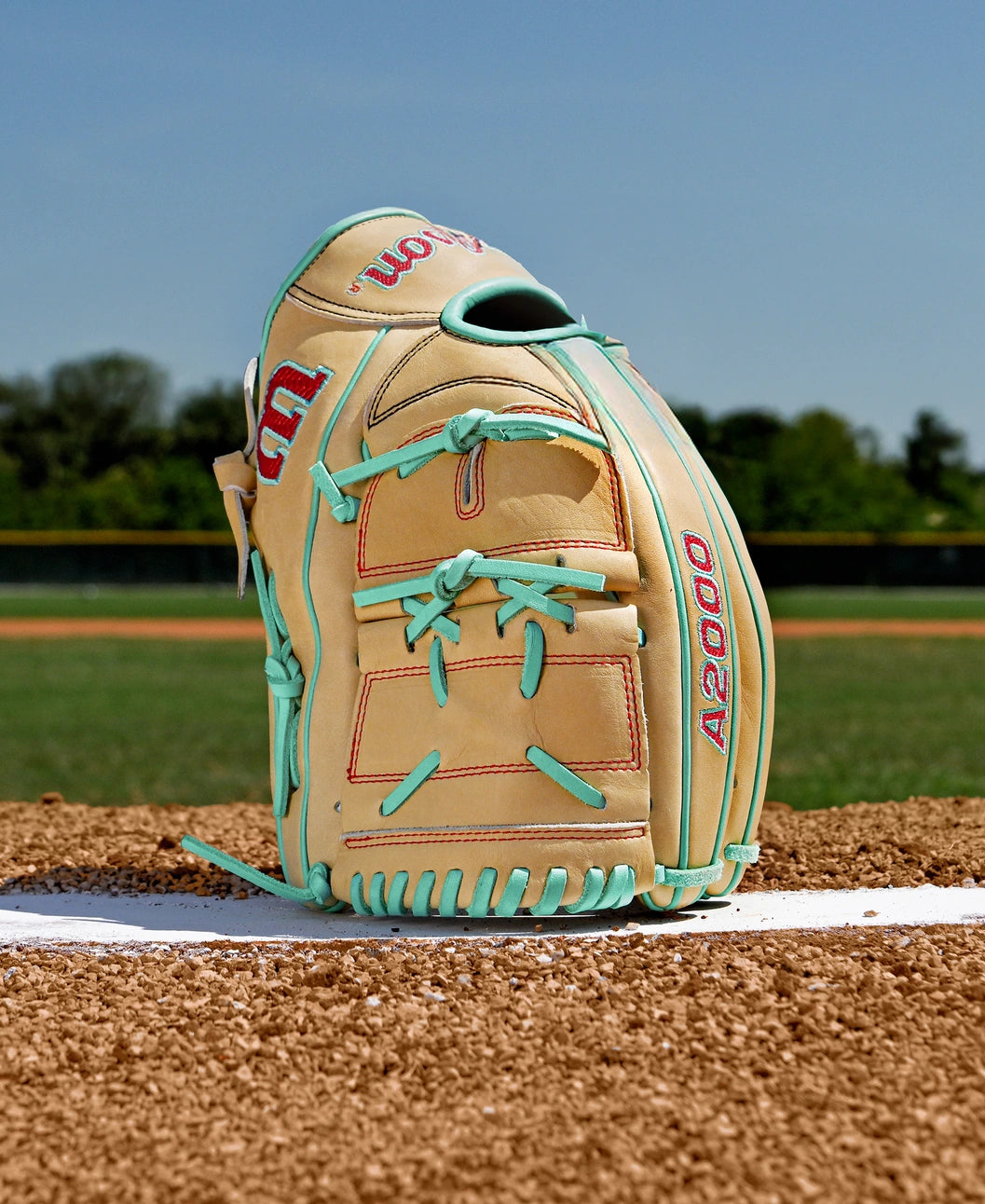 Wilson Fall 2025 A2000® B2 12” Pitcher’s Baseball Glove: WBW10349812