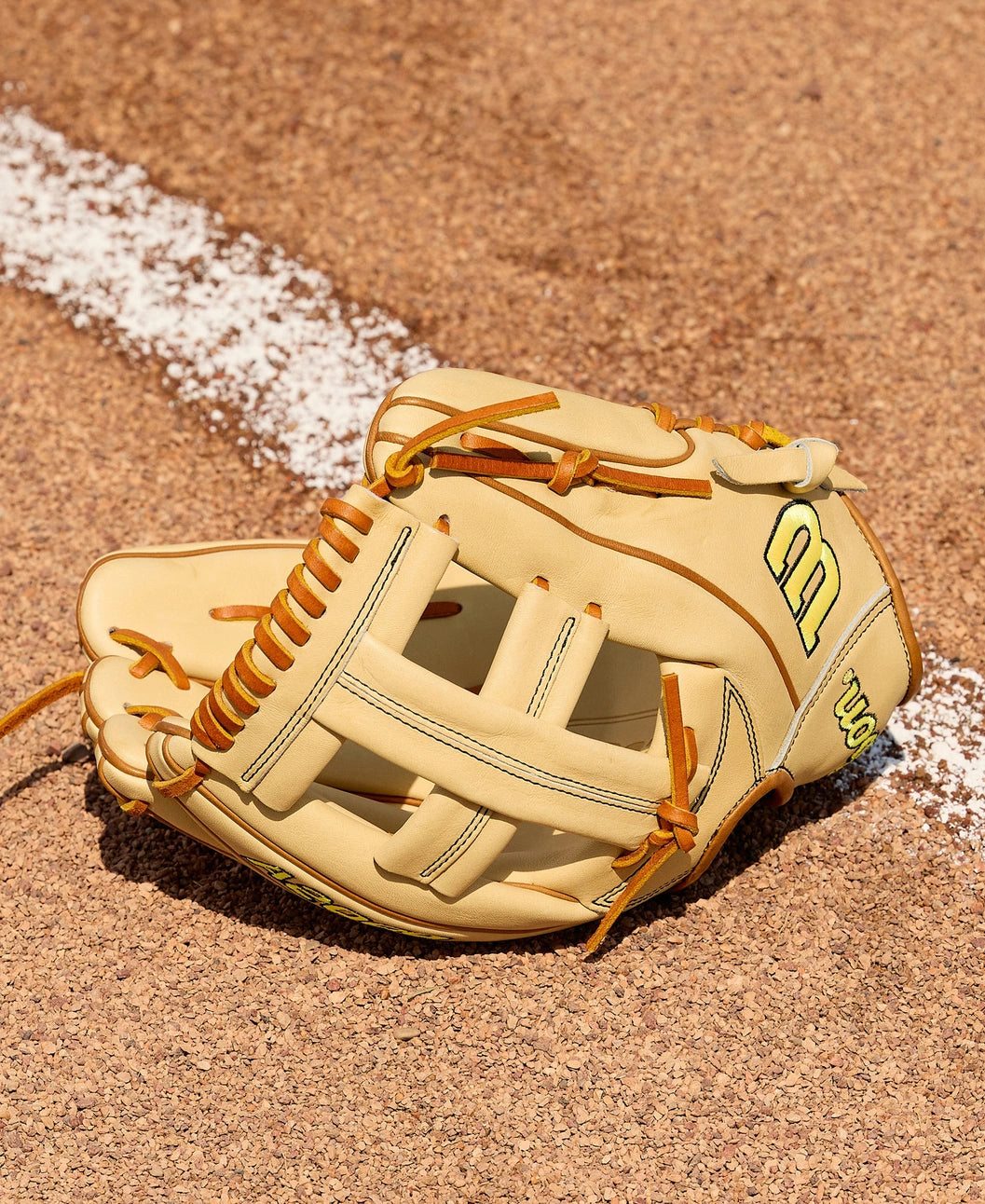 Wilson 2026 A2000® Classics Series EL3 11.75” Infield Glove: WBW1041141175