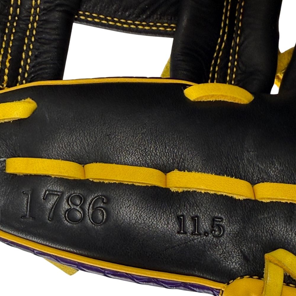 Wilson 2027 Custom A1000® 1786 11.5” Infield Baseball Glove: WBG26501RT115