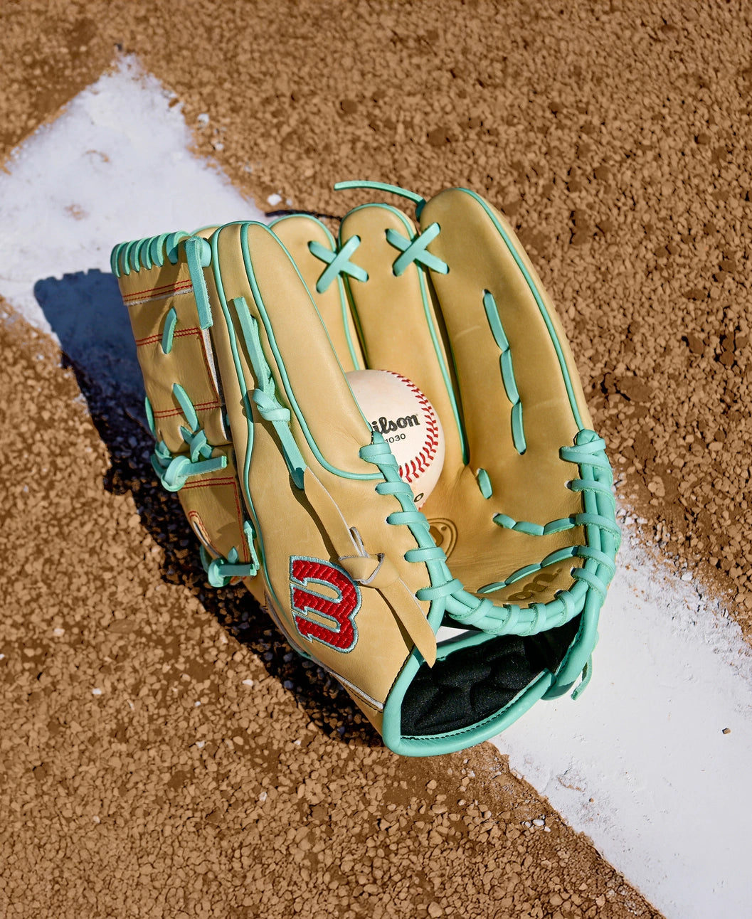 Wilson Fall 2025 A2000® B2 12” Pitcher’s Baseball Glove: WBW10349812