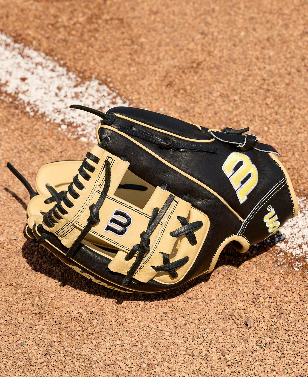 Wilson 2026 A2000® Classics Series 1786 11.5” Infield Baseball Glove: WBW104108115