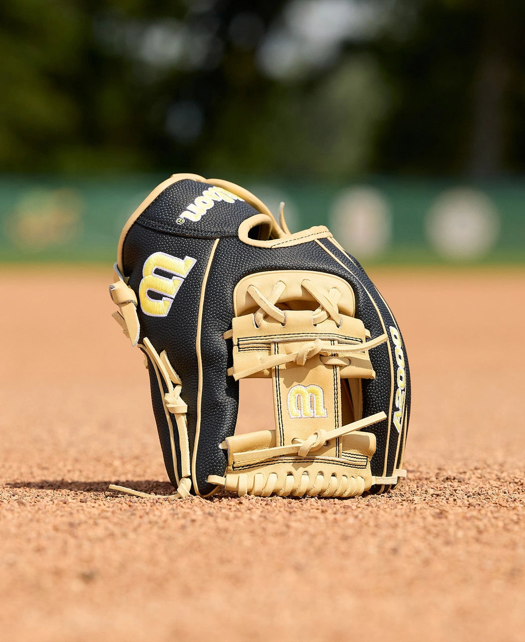 Wilson 2026 A2000® Classics Series 1786 11.5” Infield Baseball Glove: WBW104108115