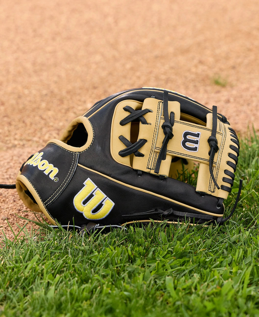 Wilson 2026 A2000® Classics Series 1786 11.5” Infield Baseball Glove: WBW104108115