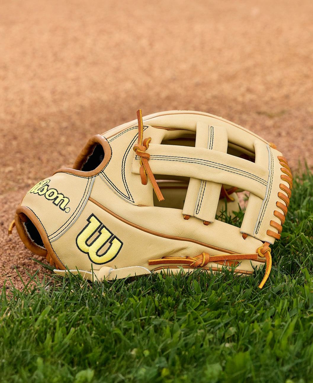 Wilson 2026 A2000® Classics Series EL3 11.75” Infield Glove: WBW1041141175