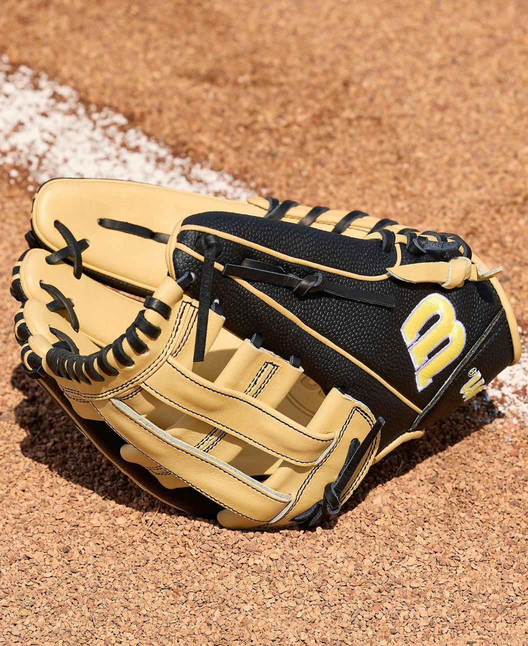 Wilson 2026 A2000® Classics Series DW5 12” Infield Glove: WBW10411612