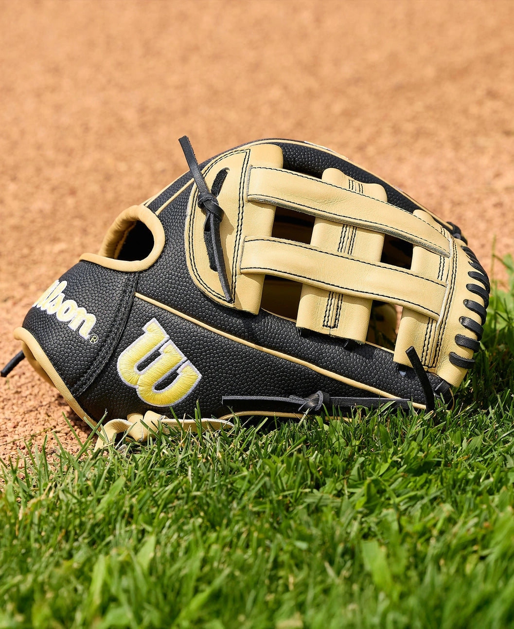 Wilson 2026 A2000® Classics Series DW5 12” Infield Glove: WBW10411612