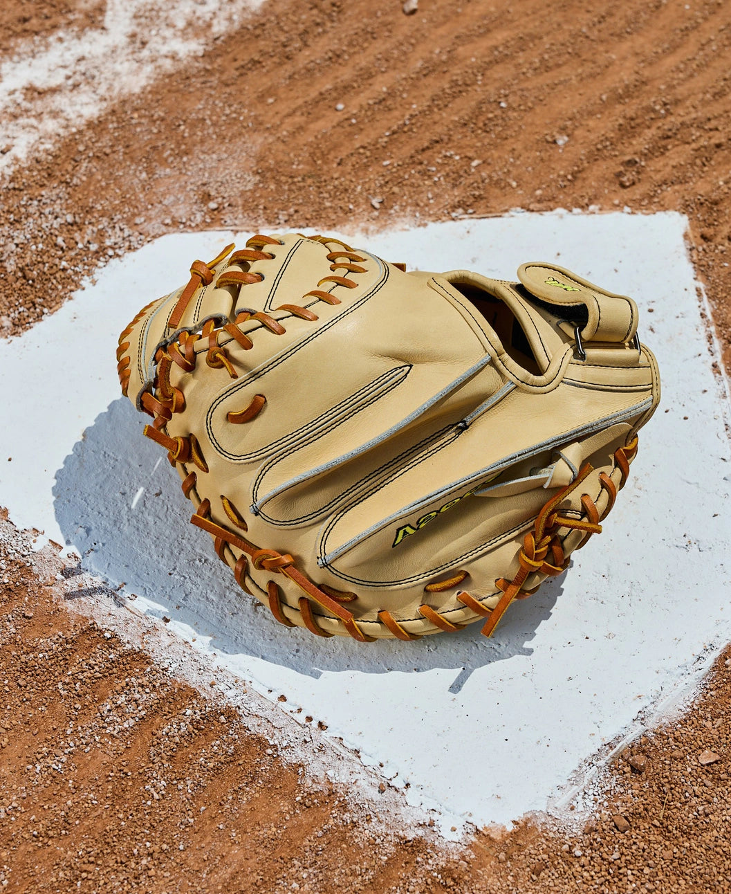 Wilson 2026 A2000® Classics Series PF33 33” Baseball Catcher’s Mitt: WBW10412733