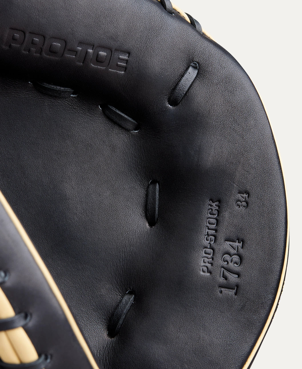 Wilson 2026 A2000® Classics Series 1734 34” Catcher’s Mitt: WBW10412834