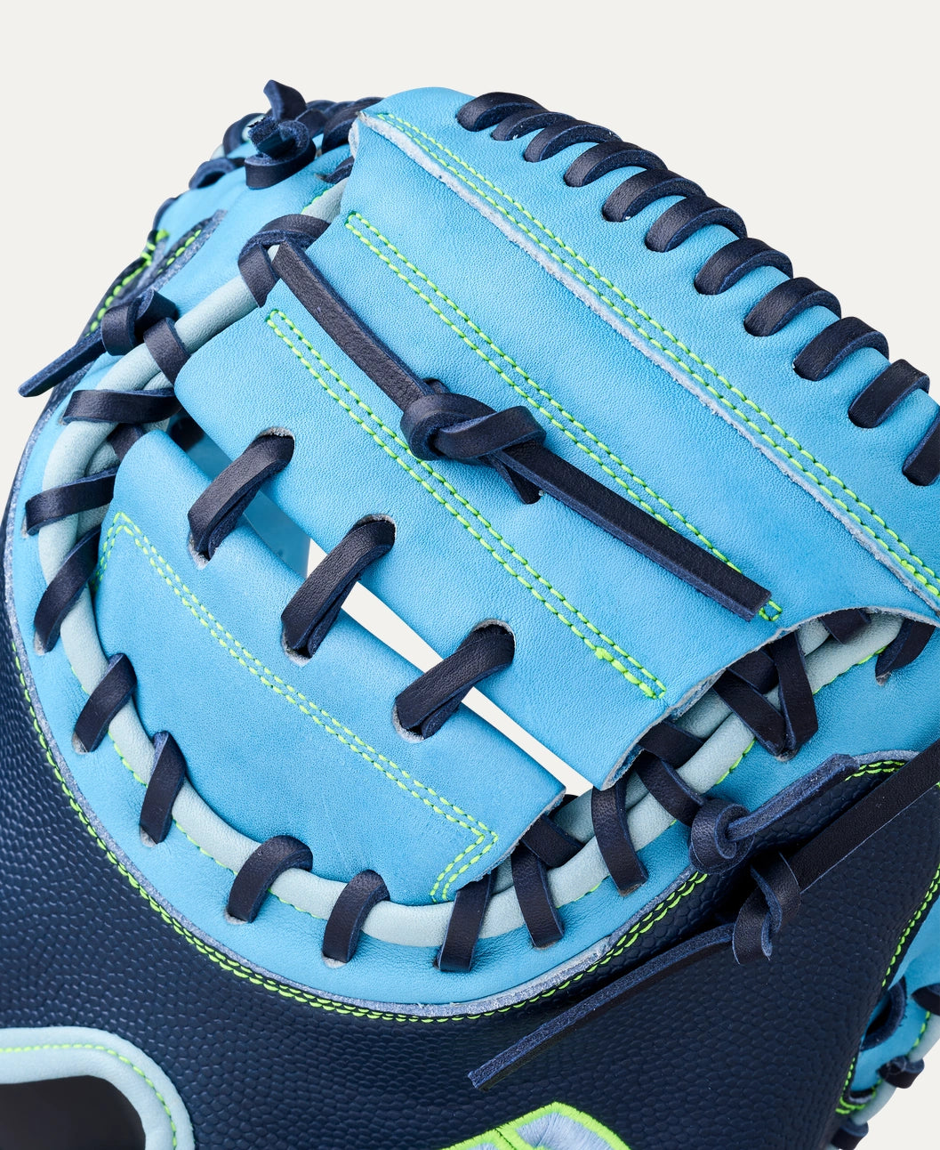 Wilson Summer 2026 A2000® CM33SS 33” Baseball Catcher’s Mitt: WBW10460433